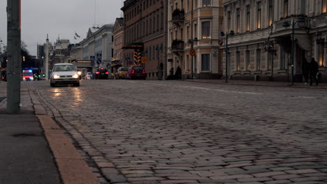 Ambulancia-Con-Luces-Azules-Intermitentes-Conduciendo-Por-Una-Calle-Pavimentada-En-Helsinki,-Finlandia