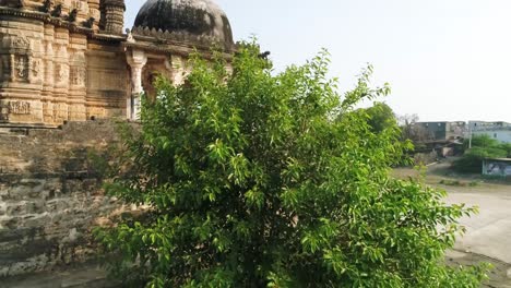 Antiguo-Templo-Indio,-Varanasi,-India,-Enero,-Varanasi-Ganga-Aarti-Rituales-En-Assi-Ghat-Realizados-Por-Jóvenes-Sacerdotes-Antes-Del-Amanecer-En-El-Río-Ganges,-2