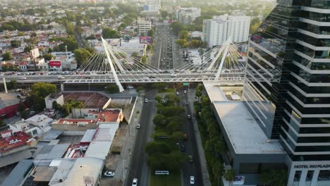 Vuelo-Aéreo-Lejos-Del-Puente-Revela-Hermosa-Plaza-Guadalajara,-México