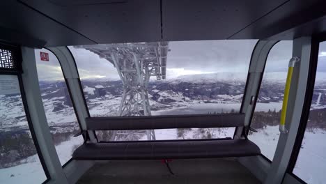 Mostrando-La-Vista-Panorámica-Completa-Desde-El-Interior-De-La-Cabina-De-La-Góndola-En-Voss-Gondol---Pasando-Por-Un-Enorme-Mástil-Gris---Voss-Noruega