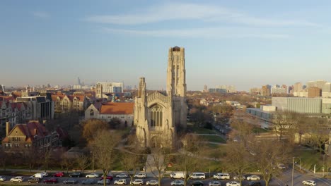 Antena,-Campus-De-La-Universidad-De-Chicago-Con-El-Horizonte-De-La-Ciudad-En-Segundo-Plano