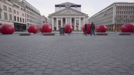 Riesige-Rote-Kugeln-Auf-Dem-Brüsseler-Muntplein-Im-Königlichen-Theater-Von-La-Monnaie