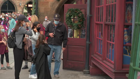 Familie-Besucht-Den-Freizeitpark-Universal-Orlando-Und-Trägt-Gesichtsmaske