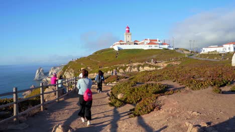 Los-Turistas-Visitan-El-Faro-De-Cabo-Da-Roca-En-Sintra,-Portugal