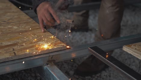 Lichtbogenschweißen-Von-Stahlböden-In-Zeitlupe