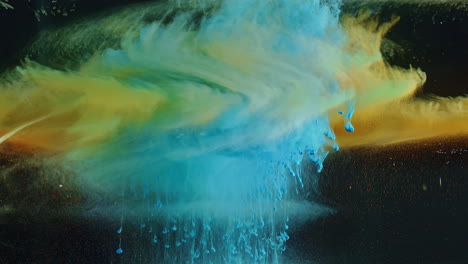 Blaue-Und-Gelbe-Tintenwolkendispersion-In-Dunklem-Wasser,-Abstrakt