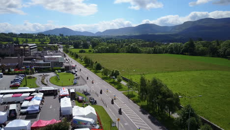 En-El-Festival-Anual-De-Motos-Que-Se-Celebra-En-Killarney,-Irlanda,-Miles-De-Motociclistas-Convergen-En-La-Ciudad-Y-Disfrutan-Del-Ambiente-Y-De-Los-Emocionantes-Viajes-Por-Carretera-A-Lo-Largo-Del-&quot;anillo-De-Kerry&quot;.