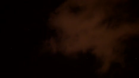 Wolken-Ziehen-Schnell-Am-Dunklen-Nachthimmel-Vorbei,-An-Dem-Ein-Einzelner-Stern-Leuchtet