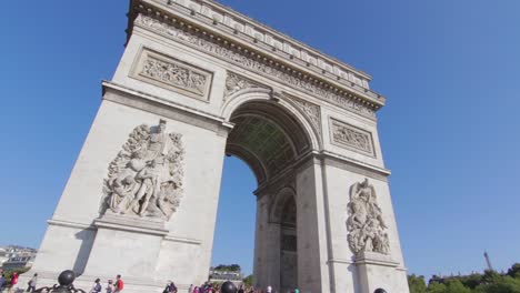 Vista-Panorámica-Del-Arco-Del-Triunfo-En-París,-Francia,-Con-Gente-En-Un-Día-Soleado