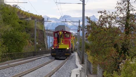 Tren-De-Trabajo-Con-Ferroviario-Reparando-La-Línea-De-Catenaria-Dañada