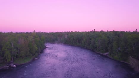 Kühler-Sommersonnenaufgang-Im-Norden-Von-Maine-Mit-Etwas-Mörderischem-Nebel-Und-Farben-über-Dem-östlichen-Auslass-Des-Moosehead-Lake