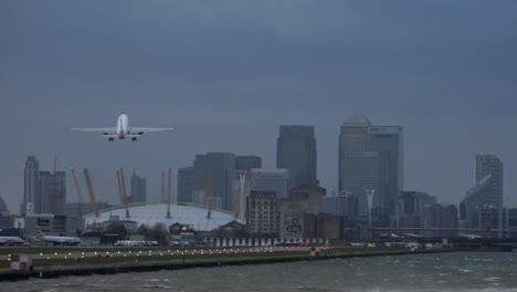 UK-February-2016---A-passenger-jet-at-London-City-Airport-struggles-to-take-off-and-is-buffeted-by-strong-gusting-winds-during-storm-Imogen