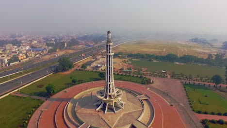 Aerial-view-of-Minar-e-Pakistan,-A-national-monument-located-in-Lahore,-Pakistan