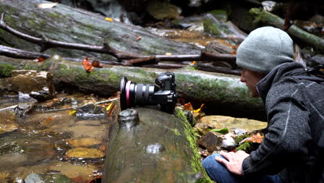 Tourist-Fotograf-Eines-Jungen-Mannes-In-Einem-Wasserfall,-Der-Ein-Foto-Macht