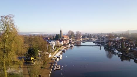 Hermosa-Toma-Aérea-De-Marlow-Y-El-Río-Támesis-Durante-La-Hora-Dorada