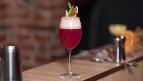 Bebida-De-Cóctel-Roja-Sentada-En-El-Bar-Sola