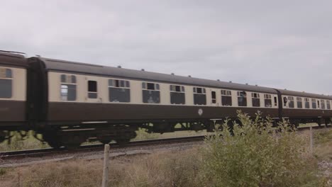 Antiker-Personenzug,-Der-Durch-Eine-Historische-Eisenbahn-In-Blue-Anchor,-England-Fährt