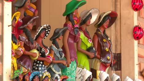 Standbild-Von-Brasilianischen-Frauenpuppen-In-Einem-Souvenirverkaufsstand
