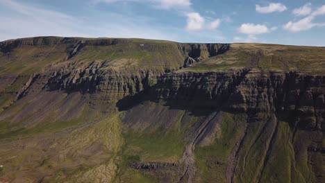 Langsamer-Aufstieg-Mit-Dem-Mavic-Pro-Durch-Die-Isländischen-Berge-An-Einem-Wunderschönen-Tag