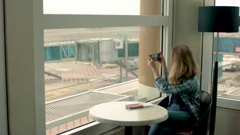Mädchen-Wartet-Auf-Den-Flug-Am-Flughafen-Und-Macht-Ein-Selfie