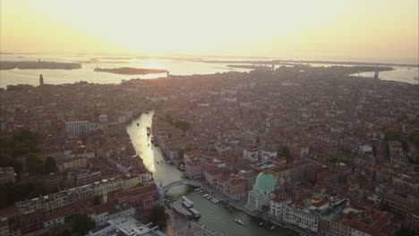 Große-Luftaufnahme-Von-Venedig-Mit-Hintergrundbeleuchtung-Und-Chiesa-Di-San-Simeone-Piccolo,-Morgendliches-Italien