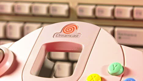 Controlador-Y-Consola-Sega-Dreamcast-Con-Teclado-En-Segundo-Plano-Deslizar-Hacia-La-Izquierda