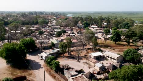 Drohnenaufnahme-Eines-Kleinen-Dorfes-Im-Senegal,-Westafrika