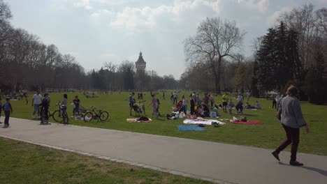 Menschen-Genießen-Einen-Sonnigen-Frühlingstag-Mit-Freizeitaktivitäten-Auf-Dem-Großen-Feld-Der-Margareteninsel-In-Budapest,-Ungarn