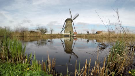Holländische-Windmühle-In-Kinderdijk-Spiegelt-Sich-Im-Wasser