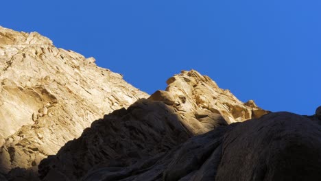 Vista-Con-Montañas-Rocosas-En-El-Cañón-Coloreado-De-Egipto-Sinaí-Desierto-Dahab-En-Un-Día-Soleado,-Plano-Amplio-Con-Zoom-En