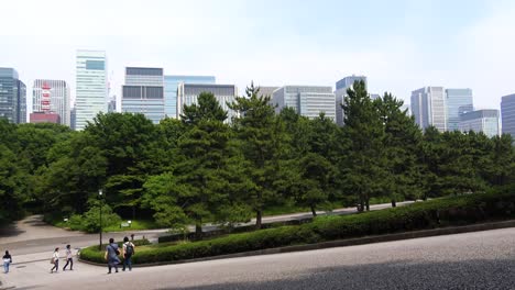 Una-Vista-Desde-El-Jardín-Del-Palacio-Real-A-La-Ciudad-Con-Gente-Caminando