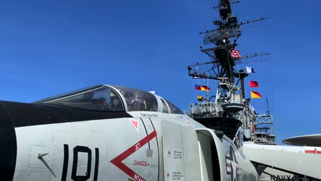 4k-60p,-Kampfjet-Auf-Flugzeugträger-Mit-Wehender-Amerikanischer-Flagge-Im-Hintergrund