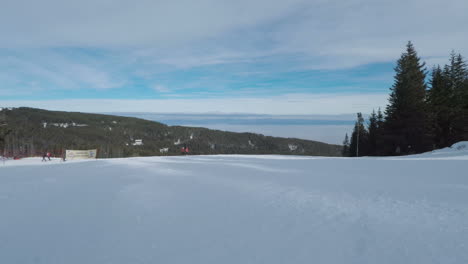 POV-Snowboarder-Fährt-Bergab-Auf-Weißen-Pisten-Des-Skigebiets