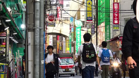 Der-Blick-Auf-Die-Japanische-Menschenmenge-Und-Touristen,-Die-Auf-Der-Straße-Spazieren-Gehen