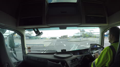 Conductor-Hgv-Encontrar-La-Salida-En-El-Puerto-De-Dover,-Reino-Unido