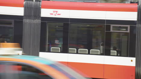 Imágenes-En-4k-De-Tranvías,-Automóviles,-Bicicletas-Y-Peatones-Recorriendo-La-Avenida-Spadina-En-Chinatown,-En-El-Centro-De-Toronto,-Canadá