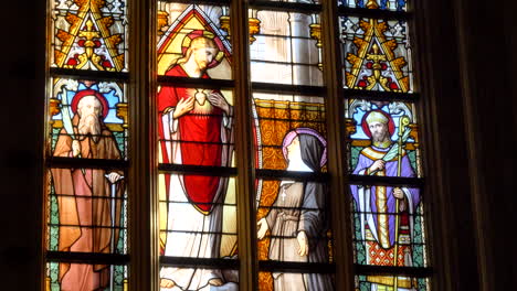 Detail-Eines-Bunten-Buntglasfensters-Der-Basilika-Unserer-Lieben-Frau-In-Tongern