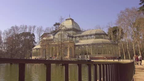 Palacio-De-Cristal,-The-famous-crystal-house-in-Parque-De-Buen-Retiro,-Madrid,-cinematic-reveal