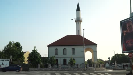 Vista-De-La-Mezquita-En-Una-Pequeña-Ciudad-Europea