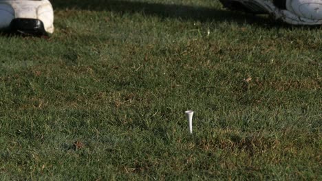 Primer-Plano-De-Un-Golfista-Jugando-En-El-Campo,-Cámara-Lenta