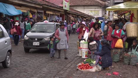 Traditioneller-Lebensmittelmarkt-In-Den-Straßen-Von-Cusco,-Einer-Stadt-In-Den-Peruanischen-Anden