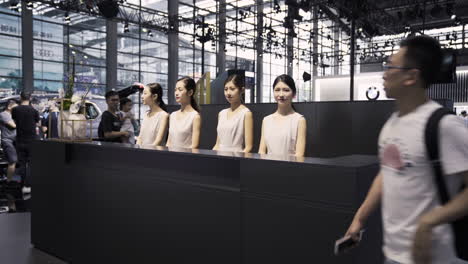 Representantes-Femeninas-De-Bmw-Detrás-Del-Mostrador-De-Información-En-El-Salón-Del-Automóvil-Internacional-2019-En-Shenzhen,-China