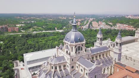 Aufsteigende-Neigungsaufnahme,-Die-Den-Kuppelturm-Und-Die-Umliegenden-Straßen-Zeigt