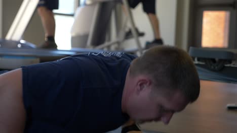 Bombero-Hace-Flexiones-En-Un-Gimnasio-Para-Mantenerse-En-Forma-Y-Entrenar-Para-La-Respuesta-De-Emergencia