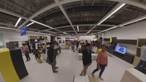 Gente-Caminando-En-La-Tienda-Ikea-Hyderabad