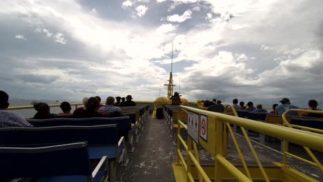 Live-Gesangsunterhaltung-Auf-Der-Fähre-Zur-Isla-Mujeres