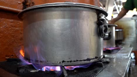 Kochen-In-Der-Küche-Unter-Gasfeuer-Und-Großem-Degh-Pateela