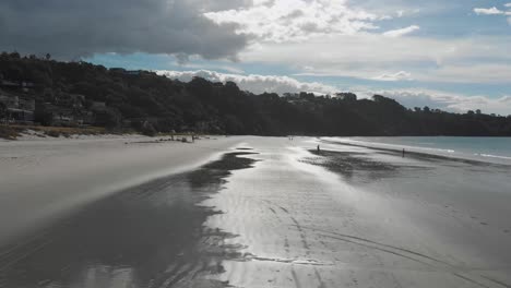 Fliegen-Einer-Drohne-über-Einen-Sandstrand-Auf-Der-Insel-Waiheke-In-Neuseeland