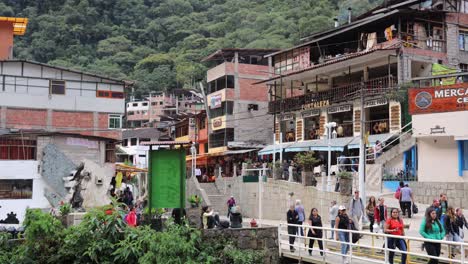 Timelapse-De-Turista-En-Aguas-Calientes-Esperando-Escalar-Machu-Piccu,-Perú