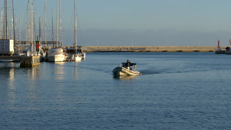 Puesta-De-Sol-Pequeña-Y-Sucia-Navegación-Hacia-El-Puerto-Mediterráneo